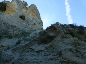 Detalle del cabalgamiento del Cerro de la Molinera. Las rocas que se ven en primer plano son margas yesferas del Trisico
