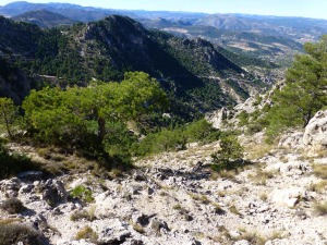 La cima de Villafuerte a 1703 m nos ofrece unas vistas magnficas. No se olviden del mapa geolgico para entender lo que la Gea nos ensea. Se observa la pista que accede al Cantalar