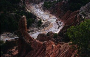 Panormica de las rocas de origen continental de la Rambla de Librilla, con las aguas encharcadas salobres