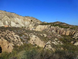 Rambla de Algeciras a su paso por la Falla de Alhama de Murcia. Las rocas muy afectadas por los movimientos recientes de esta falla