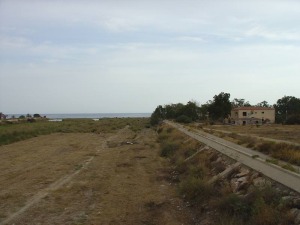 Desembocadura de la rambla de las Moreras en el Mediterrneo. A la derecha los restos del camping que fue arrasado por la riada de 1989 