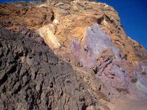 Detalle de los materiales alpujrrides de Piedra Mala. A la izquierda las dolomas (color oscuro). A la derecha las filitas (colores azulados y avinados) 
