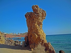 Monolito en conglomerados de la playa de Piedra Mala. Su conservacin a la hora de realizar el camino es una apuesta por la conservacin de las geoformas 