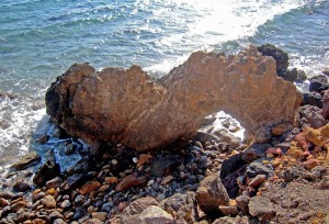 Arco natural ''del gusano'' localizado en las proximidades de la playa de Piedra Mala 