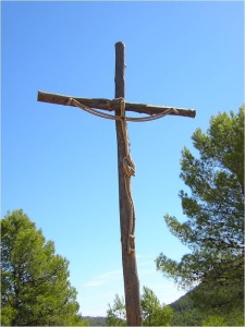 Antao la entrada a Somogil nos reciba con una hermosa cruz.   