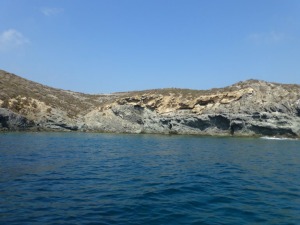Ladera noreste de la Isla Grosa. Se observan aglomerados con inclusiones de lavas columnares y sobre ellas areniscas amarillas