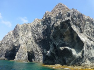 La cima de la Isla Grosa est formada por un domo de lava con disyuncin columnar