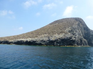 La  pendiente de la ladera suroeste de la Isla Grosa es posible que sea la original del depsito de piroclastos, hoy cubierta de vegetacin.