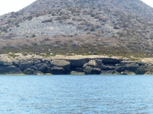 La meteorizacin produce canchales de roca volcnica, arriba, y desprendimientos de areniscas, junto a la costa. Ladera norte de la Isla Grosa