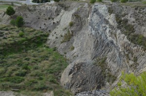 Ladera norte de la cantera. En la parte inferior se observa un gran lbulo de roca volcnica que contina en la pared, se intuye el fluido del magma