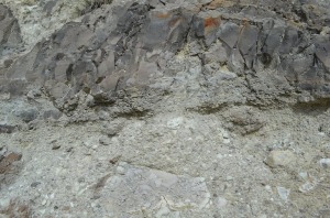 Contacto entre los piroclastos, en la base y la lava. Se observa un fragmento grande de marga englobado entre lapillis