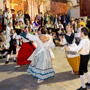Bailes regionales por los Mayos