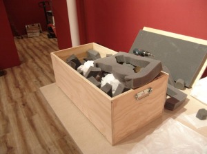 Las cajas donde se guardan las piezas deben ir acolchadas, en la imagen una muestra de ello. 