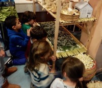 Un grupo de escolares durante su visita a uno de los talleres organizados sobre la seda