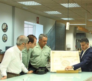 El director general de Bienes Culturales, Juan Antonio Lorca (d), durante la presentacin del documento recuperado