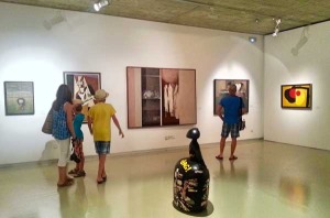 Varios visitantes observan las obras expuestas en el Muram con motivo de la exposición ‘Arte español en las colecciones de la CARM (1950-1990)’. 