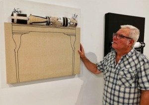 El artista Jos Mara Garres, junto a dos de las obras que exhibe en el Museo Municipal de Archena