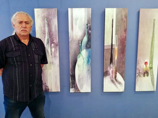 Rafael Terrés, junto a algunas de las obras que forman parte de la exposición
