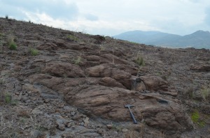 El lento flujo de la lava ha permitido que esta se enfriara y la roca conserve esa forma elongada