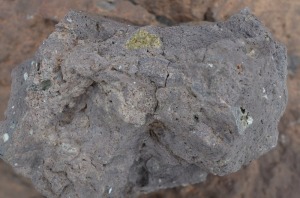 La roca volcnica suele incluir fragmentos de otras rocas. El fragmento verde es una peridotita rica en olivino (dunita), procede del manto superior de la Tierra