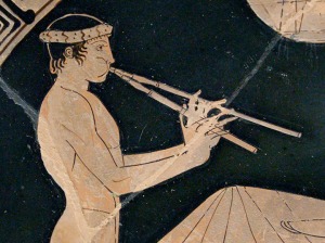 Muchacho tocando el auls inflando las mejillas. 460 a. C. Museo del Louvre.