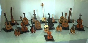 nstrumentos musicales de cuerda en el Museo de Arte Popular de la Ciudad de Mxico