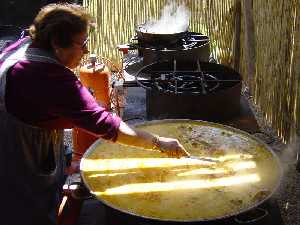 Preparando el arroz con pollo - Barraca de la Pea Huertana L'Artesa  - Bando de la Huerta - Fiestas de Primavera 2004