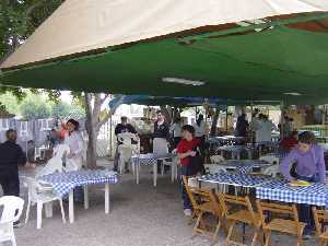 Los camareros preparan las mesas para la comida - Barraca de la Pea Huertana Almirez - Bando de la Huerta - Fiestas de Primavera 2004 