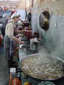 Preparando el arroz con conejo - Barraca de la Pea Huertana El Pimiento - Bando de la Huerta - Fiestas de Primavera 2004