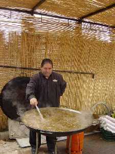 Preparando el arroz - Barraca de la Pea Huertana La Lebrilla - Bando de la Huerta - Fiestas de Primavera 2004