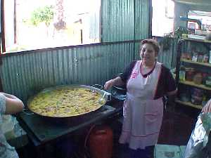 El arroz con costillejas listo para servir - Barraca de la Pea Huertana El Botijo - Bando de la Huerta - Fiestas de Primavera 2004