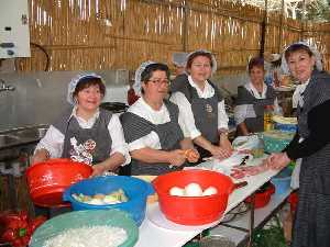 Preparando el conejo para el arroz - Barraca de la Pea Huertana El Trillo - Bando de la Huerta - Fiestas de Primavera 2004