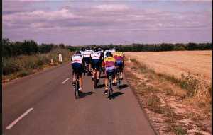 Asociación Ciclista Hospital U. Virgen de la Arrixaca. En Carretera acompañados por otros cicloturistas