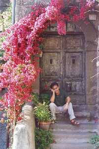 Pedro Cano en la puerta de su casa en Anguillara.