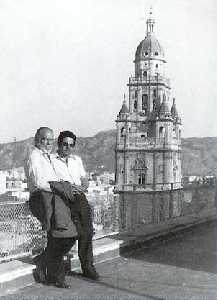 Manuel Avellaneda con Ramn Gaya en la terraza del estudio de Murcia del primero