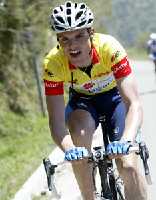 Defendiendo el maillot amarillo en la Vuelta a Asturias de 2004 