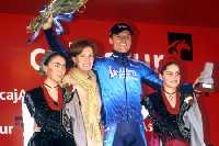 En el podio tras vencer en la primera etapa de la Vuelta Ciclista a Asturias de 2004 