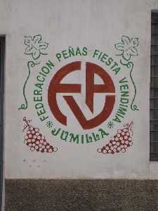 Escudo de la Federacin de peas en su local II 