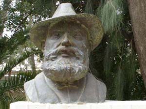  Busto del poeta Vicente Medina en un parque de su ciudad natal [Archena_Vicente Medina]. 