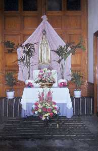 Altar de los Mayos en la pedana Guadalupe 