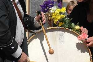 El tambor y las flores de la ofrenda [Mula_Semana Santa Tamborada] 
