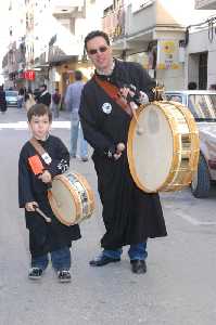 Padre e hijo con tambor 