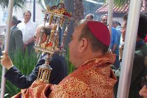 Cura prroco de Ulea con el Lignum Crucis [Ulea_Fiestas de la Santa Cruz] 
