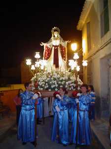 Mujeres portando a la Virgen 
