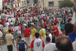  La gente se agolpa en el encierro [Calasparra_Feria y Fiestas de septiembre]