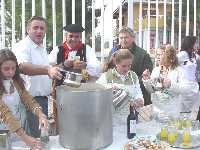 Reparto de comida entre los romeros 