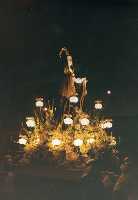 La Virgen iluminada en su trono 