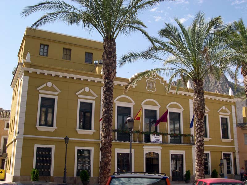 Vista de la fachada del Ayuntamiento de Cieza. 