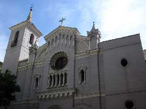 Detalles Superiores de la Fachada [Iglesia de San Bartolom]