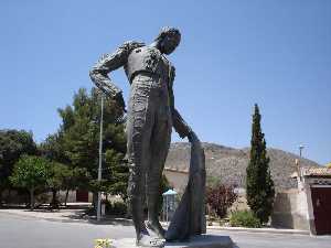 Escultura en honor a Pep�n Liria 